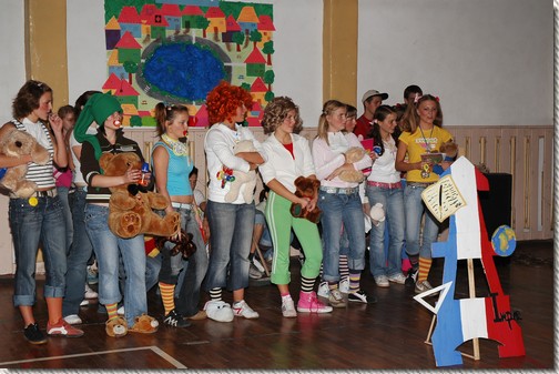 Prezentacja klasy 1A (profil og�lny) przebranych za dzieci.