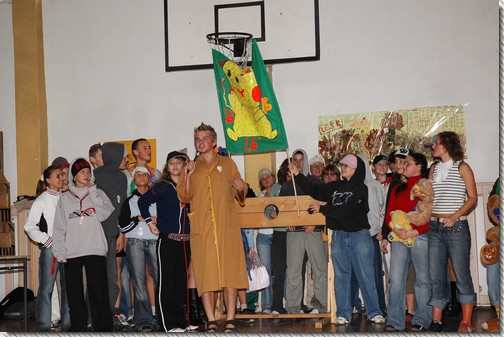 Klasa 1B (humanistyczna) przebranych za skate'�w