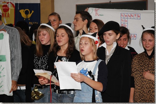 Piosenka w wykonaniu klasy 1E (biologiczno-chemiczna) w kostiumach kot�w.